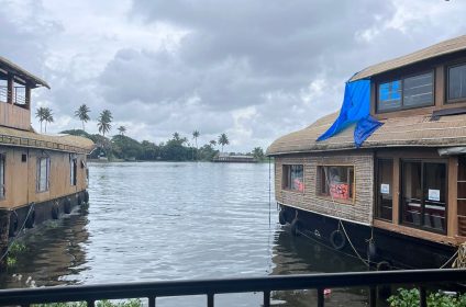 Alleppey Houseboats | Alleppey Boat House - Waves and Dales Alleppey Houseboat